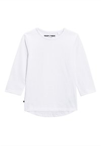 T-shirt blanc à manches longues avec un col rond, en matière de coton doux, et un ourlet arrière plus long. Aucun motif ou accessoire visible.