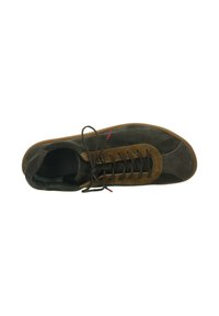 Donkerbruine suède sneaker met lichterbruine accenten, vetersluiting met gestrikte veters en een gumrubberen zool, gezien van bovenaf.