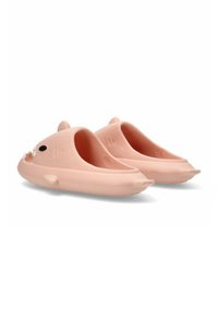 Zapatillas de goma rosas con forma de caras de animales, con hocicos redondeados, ojos negros y orejas pequeñas. Textura suave con una suela resistente.