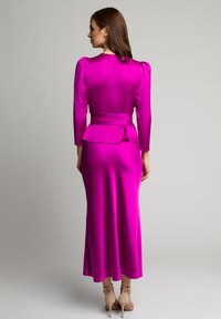 Fuksjowa satynowa sukienka z peplum w talii, długimi rękawami i dopasowanym krojem, z gładką fakturą i długością do podłogi.