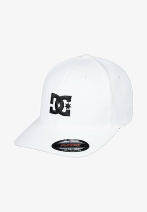 Biela bejzbalová čiapka s čiernou vyšitou logom DC a hviezdou vpredu. Má plochý okraj a štítok Flexfit, ktorý označuje veľkosť L/XL.
