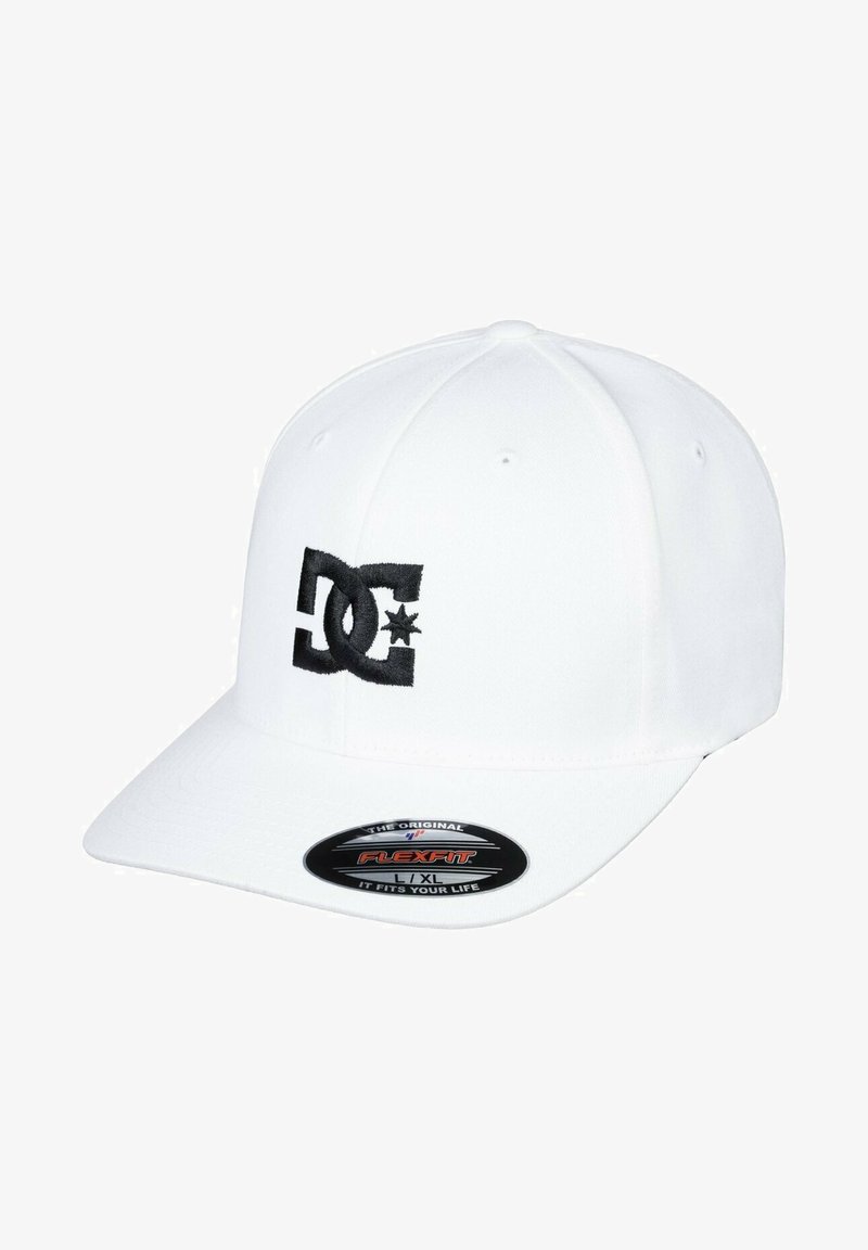 Vit basebollkeps med en svart broderad DC-logga och stjärna på framsidan. Har en platt skärm och Flexfit-märke som indikerar storlek L/XL.
