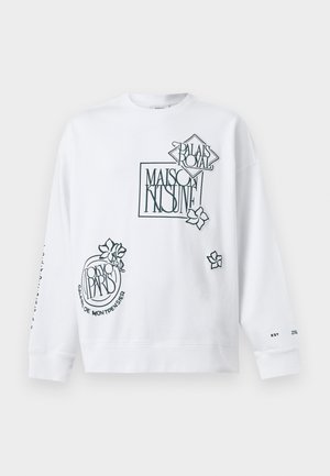 Bela dolgimi rokavi majica s črno obrobljenim besedilom "MAISON KITSUNÉ," "PALAIS ROYAL," "TOKYO PARIS" in cvetličnimi grafičnimi motivi na sprednji strani in rokavih.