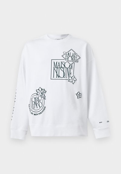 Λευκό φούτερ με μακριά μανίκια και μαύρο περίγραμμα κειμένου "MAISON KITSUNÉ," "PALAIS ROYAL," "TOKYO PARIS," και σχεδιασμούς με ανθικά γραφικά στο μπροστινό μέρος και στα μανίκια.