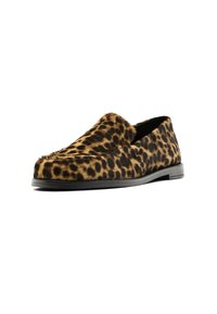 Mocassins en imprimé léopard avec une texture en tissu doux, semelle en caoutchouc noir, bout arrondi et détails de couture subtils le long des bords.