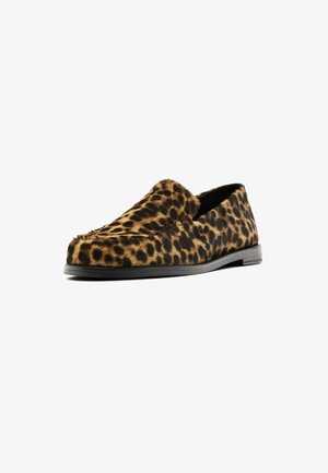 Leopardmønstrede loafers med en blød stoftekstur, sort gummisål, rund tå og diskrete syninger langs kanterne.