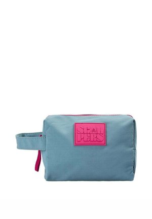 Pequeño estuche rectangular azul con asa lateral y etiqueta rosa con la inscripción "SCALPERS" en la parte delantera.