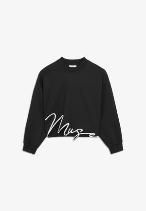 Schwarzes cropped Sweatshirt aus Baumwolle mit Rundhalsausschnitt und langen Ärmeln. "Muse" ist in Weiß am unteren Rand aufgedruckt.