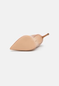 Stivaletti a punta nudi con tacco a stiletto, realizzati in materiale sintetico liscio, con suola testurizzata e un piccolo dettaglio decorativo sul tacco.