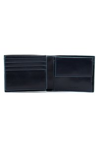 Portafoglio in pelle con una finitura blu scuro, dotato di molteplici slot per carte a sinistra e una tasca piatta a destra. Texture liscia e cuciture ben rifinite.