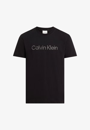Schwarzes Baumwoll-T-Shirt mit kurzen Ärmeln, ausgestattet mit einem mittig platzierten silbernen "Calvin Klein"-Logo in moderner Schriftart. Glatte Textur, normale Passform.
