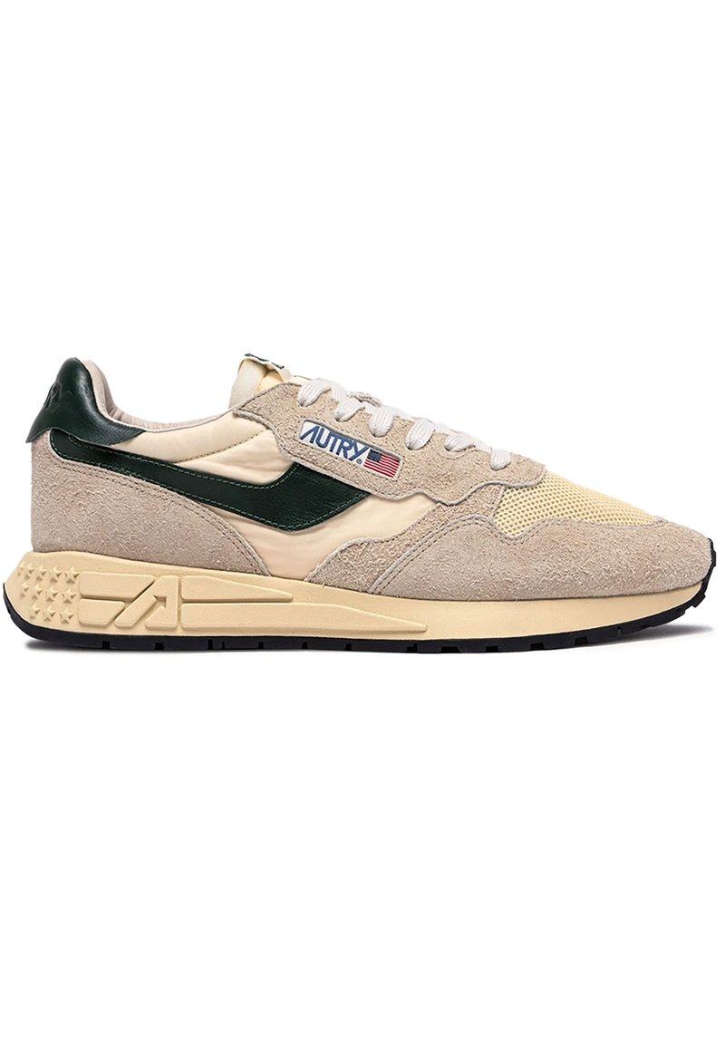 Sneaker in suede beige con punta in mesh color crema, dettagli in pelle verde scuro e suola platform beige testurizzata. Marchio sul lato.