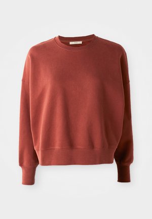 Sudadera marrón en una suave mezcla de algodón, con escote redondo, mangas largas y puños acanalados. Ajuste casual y relajado con costuras mínimas.