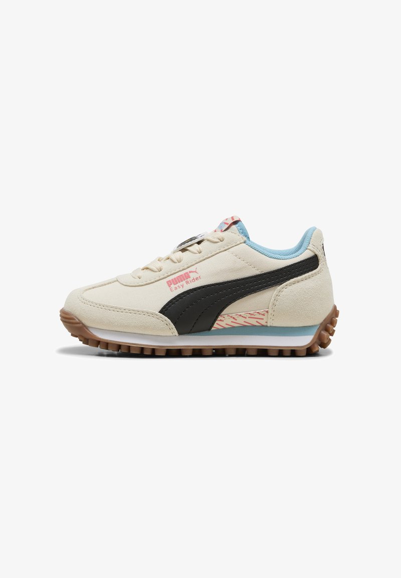 Baskets en daim beige avec des accents noirs et roses, dotées d'un col bleu, d'une semelle en caoutchouc texturée et d'un logo sur le côté.