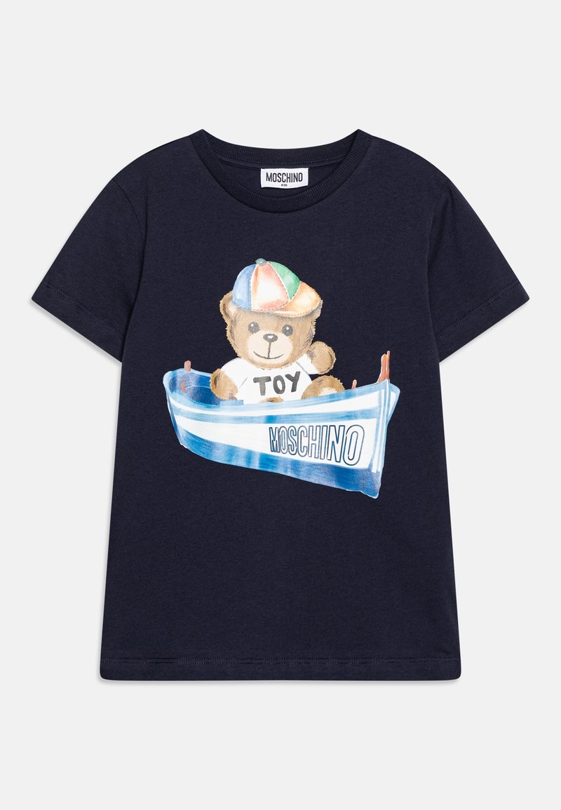 Navy Baumwollt-Shirt mit einem Teddybären in einem Boot. Der Bär trägt eine mehrfarbige Mütze und ein "TOY"-Shirt, mit "MOSCHINO"-Text auf dem Boot.