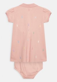 Rosa kortärmad babydress med matchande blöjöverdrag, dekorerad med små flerfärgade broderade hästlogotyper.