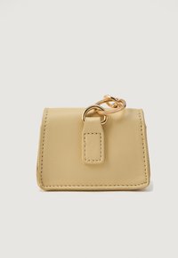 Portefeuille en cuir jaune de forme rectangulaire, avec une boucle en métal doré et un détail de couture visible le long des bords.