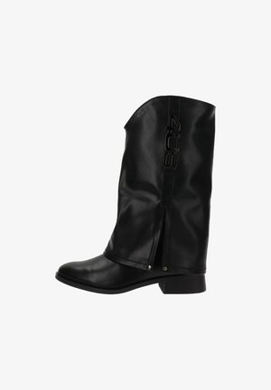 Bottes noires montant jusqu'au genou en cuir synthétique, avec une texture lisse, un bout pointu, un petit talon carré et une marque sur le côté.