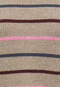 Pull en maille présentant des rayures horizontales en beige, gris foncé, bordeaux et rose, avec un tissu texturé et un motif en tricot côtelé.