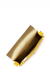 Sac à main en cuir jaune avec un intérieur doré, surface texturée, fermeture à glissière et deux petites poignées sur les côtés.