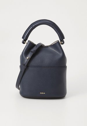 Tumedast nahast ämbritasku, millel on ümmargune sang ja reguleeritav rihm. Aluses on kullatooni logo ja sile tekstuur.