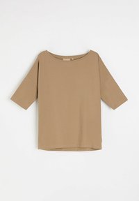 Brązowa, luźna bluzka z krótkim rękawem, o szerokim dekolcie i prostym dole. Wykonana z gładkiego, lekkiego materiału. Bez widocznych wzorów.