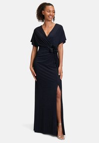 Dunkelblaues, geripptes, langes Maxikleid mit V-Ausschnitt und kurzen Ärmeln. Verfügt über einen seitlichen Schlitz und eine dekorative Akzentuierung an der Taille.