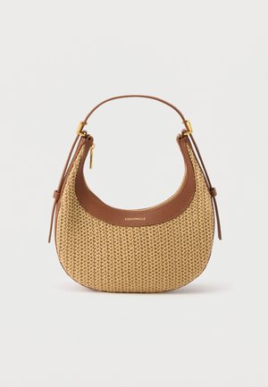 Μικρή καφέ υφαντή τσάντα χειρός με δερμάτινες λεπτομέρειες, χρυστό φερμουάρ και κοντή λαβή, με την ετικέτα "Coccinelle" στο μπροστινό μέρος.