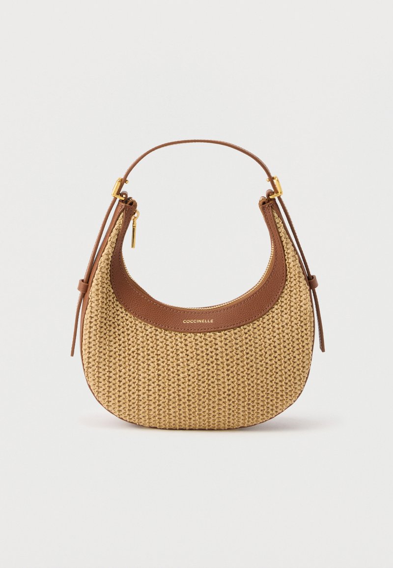 Μικρή καφέ υφαντή τσάντα χειρός με δερμάτινες λεπτομέρειες, χρυστό φερμουάρ και κοντή λαβή, με την ετικέτα "Coccinelle" στο μπροστινό μέρος.