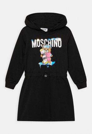 Vestido negro con capucha, mangas largas, cintura con cordón y gráfico frontal de un oso de peluche sosteniendo una tabla de snowboard bajo el logotipo "MOSCHINO" que gotea.