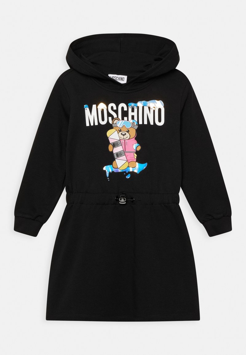 Robe noire à capuche avec manches longues, taille à cordon et graphique frontal représentant un ours en peluche tenant un snowboard sous le logo "MOSCHINO" dégoulinant.