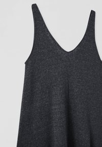 Haut sans manches en maille côtelée gris foncé avec larges bretelles et encolure en V sur fond blanc.