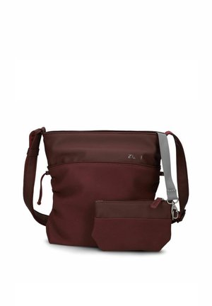 Dunkelrotes Umhängetasche mit verstellbarem Riemen und passender kleiner Tasche, die mit Metallclip an weißem Hintergrund befestigt ist.