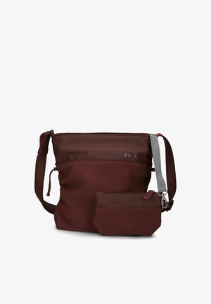 Borsa a tracolla rosso scuro con tracolla regolabile e piccola pochette abbinata attaccata da una clip metallica su sfondo bianco.