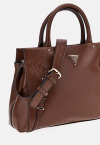 Guess LEVIA SCHNALLEN - Bolso de mano - braun