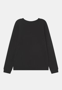 Sudadera negra de manga larga con cuello redondo y puños acanalados. Fabricada en una tela suave, presenta una textura lisa y uniforme.