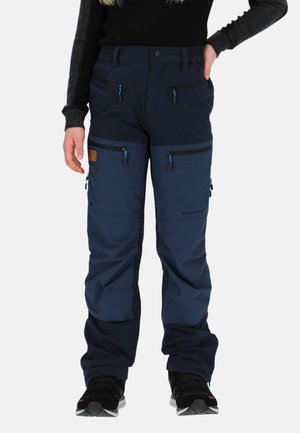 Marineblaue Outdoor-Hose mit kontrastierenden helleren Einsätzen, mehreren Reißverschlusstaschen und verstellbarem Bund; hergestellt aus strapazierfähigem, wetterfestem Stoff.