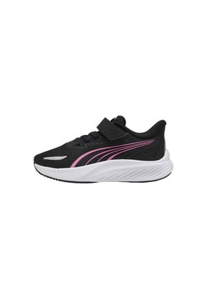 Chaussure de sport noire avec des bandes roses sur les côtés, semelle blanche, dessus en mesh, lacets et une bride velcro noire sur le dessus.