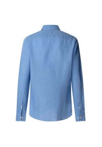 Světle modrá košile s dlouhým rukávem, zapínání na knoflíky na manžetách, klasický límeček, hladká bavlněná tkanina, zadní pohled ukazuje zakulacený lem a čisté linie.