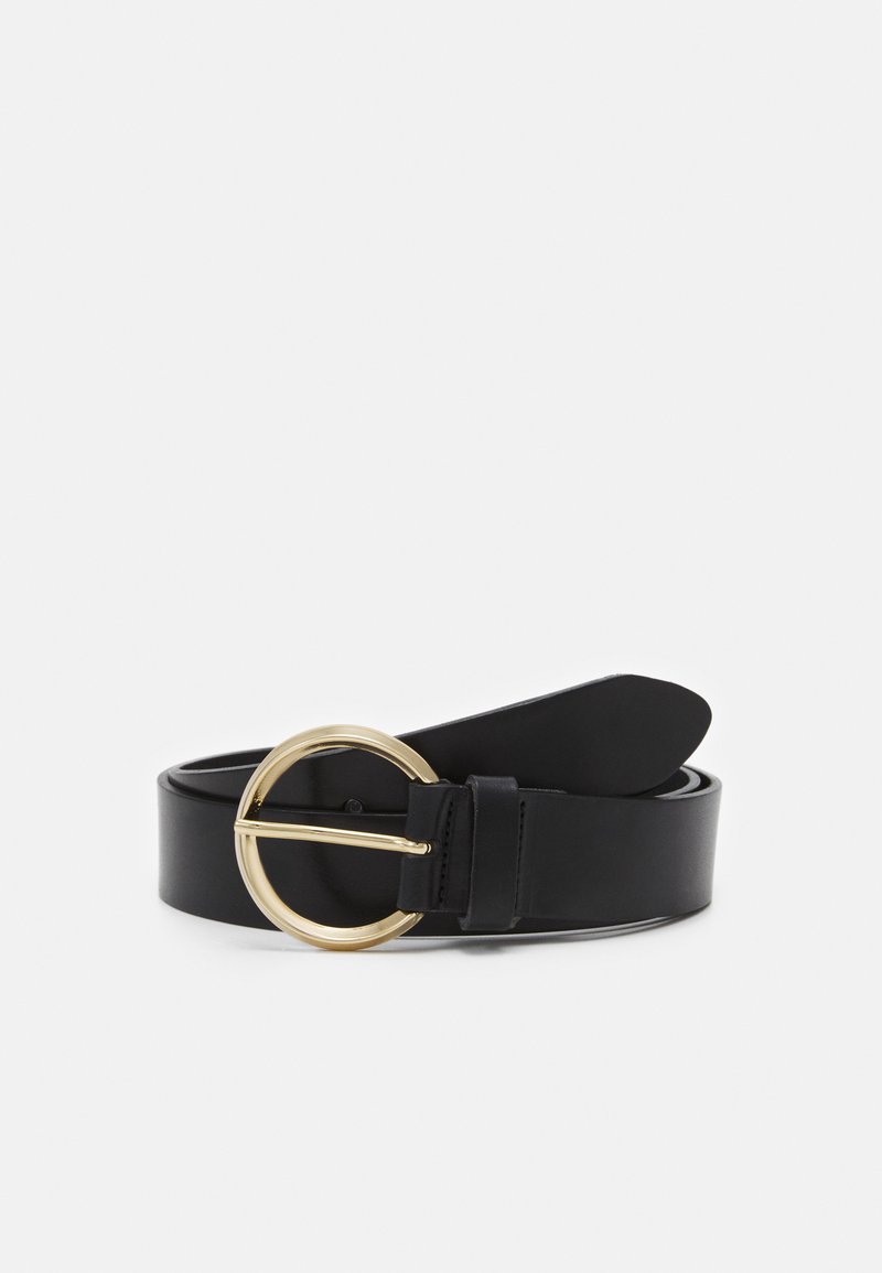 Cinto de couro preto com uma fivela circular em tom dourado, apresentando uma textura suave e um design clássico. O cinto termina em pontas afiladas.