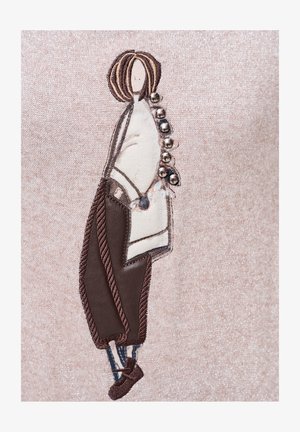 Geborduurde stof met een gestileerde figuur met bruin haar, gekleed in een witte top en bruine broek met decoratieve knopen en accenten.