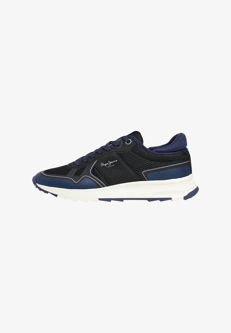 Schwarze und marineblaue Sportschuhe aus Mesh-Material, mit Schnürdesign, strukturierten Akzenten und einer weißen Sohle, die seitliche Branding-Details aufweisen.