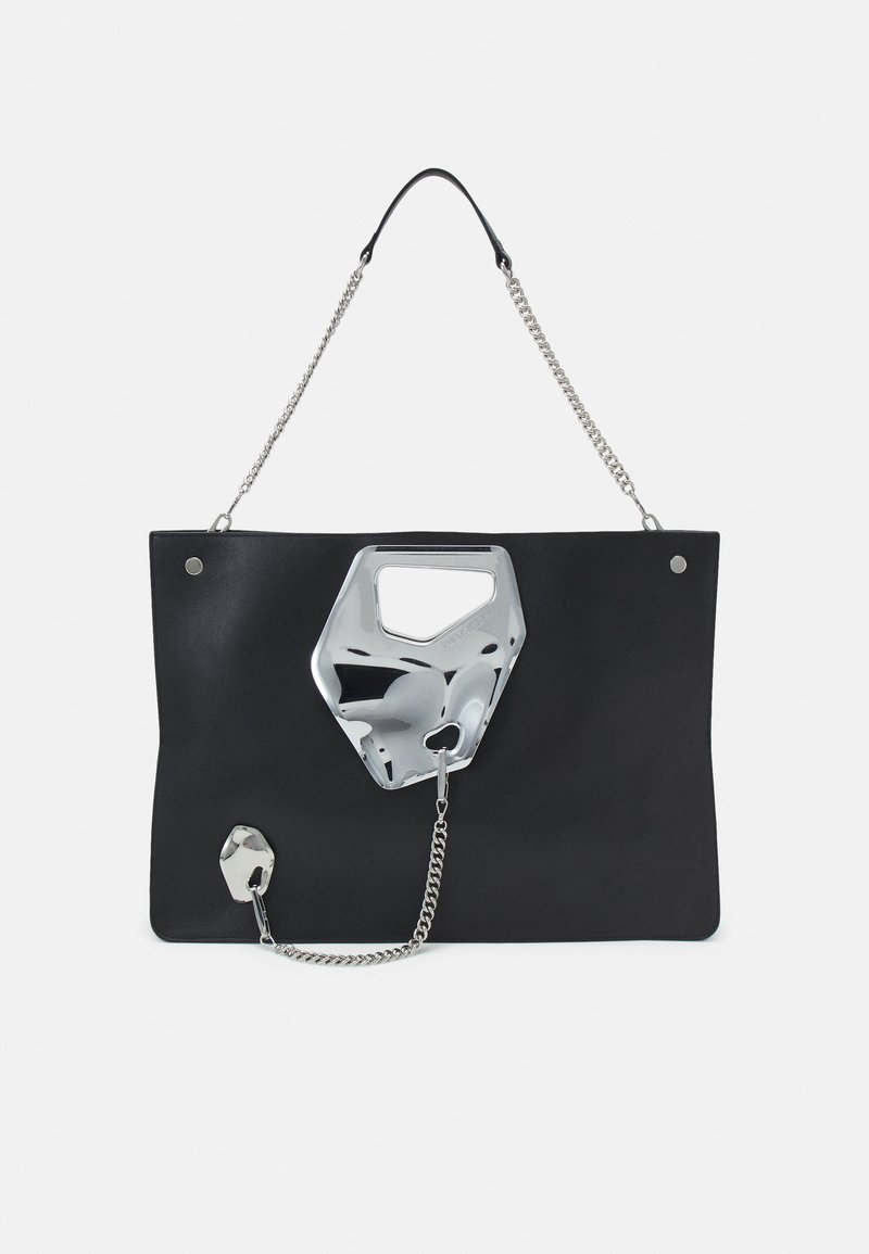 Borsa tote in pelle nera con manico metallico argento e dettaglio in catena. Presenta un design ritagliato unico e una forma rettangolare robusta.