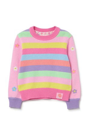 Dziecięcy sweter na drutach z pastelowymi poziomymi paskami w kolorach różowym, żółtym, niebieskim, zielonym, fioletowym oraz aplikacjami kwiatowymi na rękawach i dole.