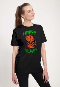 Sort T-shirt med et grafisk motiv af et orange Spider-Man ansigt med teksten "GLÆDELIG HALLOWEEN" i grøn og lilla, sat mod en sort baggrund.