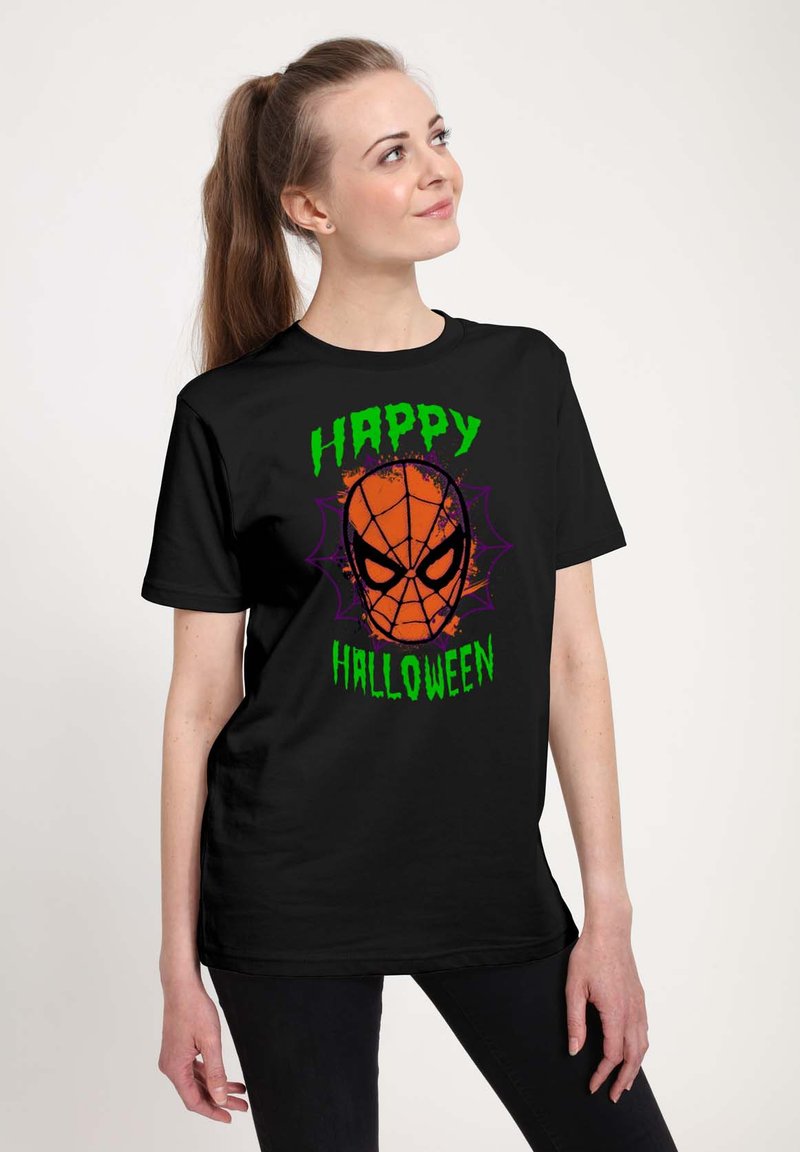 Sort T-shirt med et grafisk motiv af et orange Spider-Man ansigt med teksten "GLÆDELIG HALLOWEEN" i grøn og lilla, sat mod en sort baggrund.