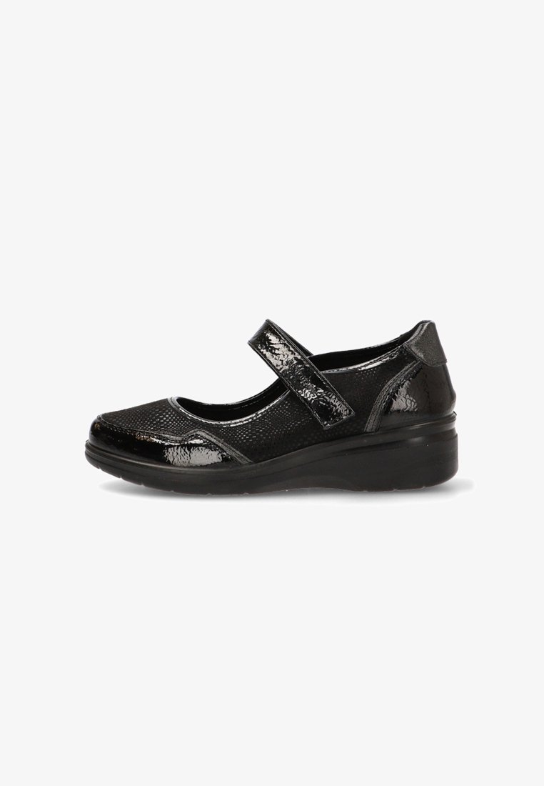 Zapato Mary Jane negro con piel sintética texturizada, correa ajustable y suela acolchada, mostrado en perfil lateral sobre fondo blanco.