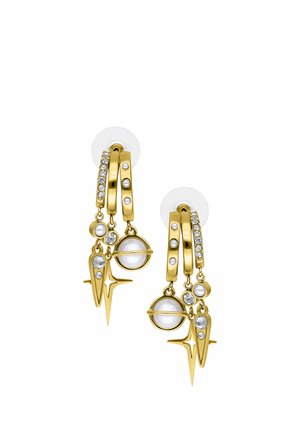 Goldene Creolen mit hängenden Anhängern in Form von Stern, Planet und Kristall, verziert mit kleinen Perlen und eingebetteten Straßsteinen.