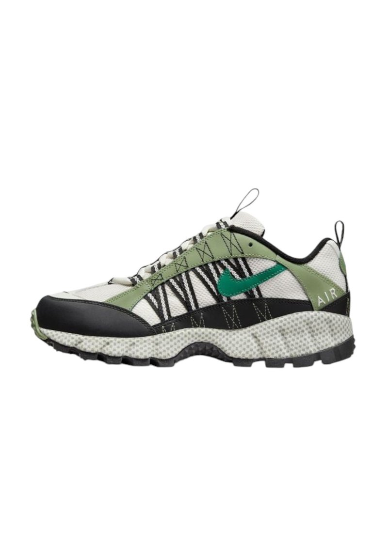Sneaker Nike cu un interior din plasă în negru, alb și verde, cu o talpă texturată și un logo verde proeminent pe lateral.