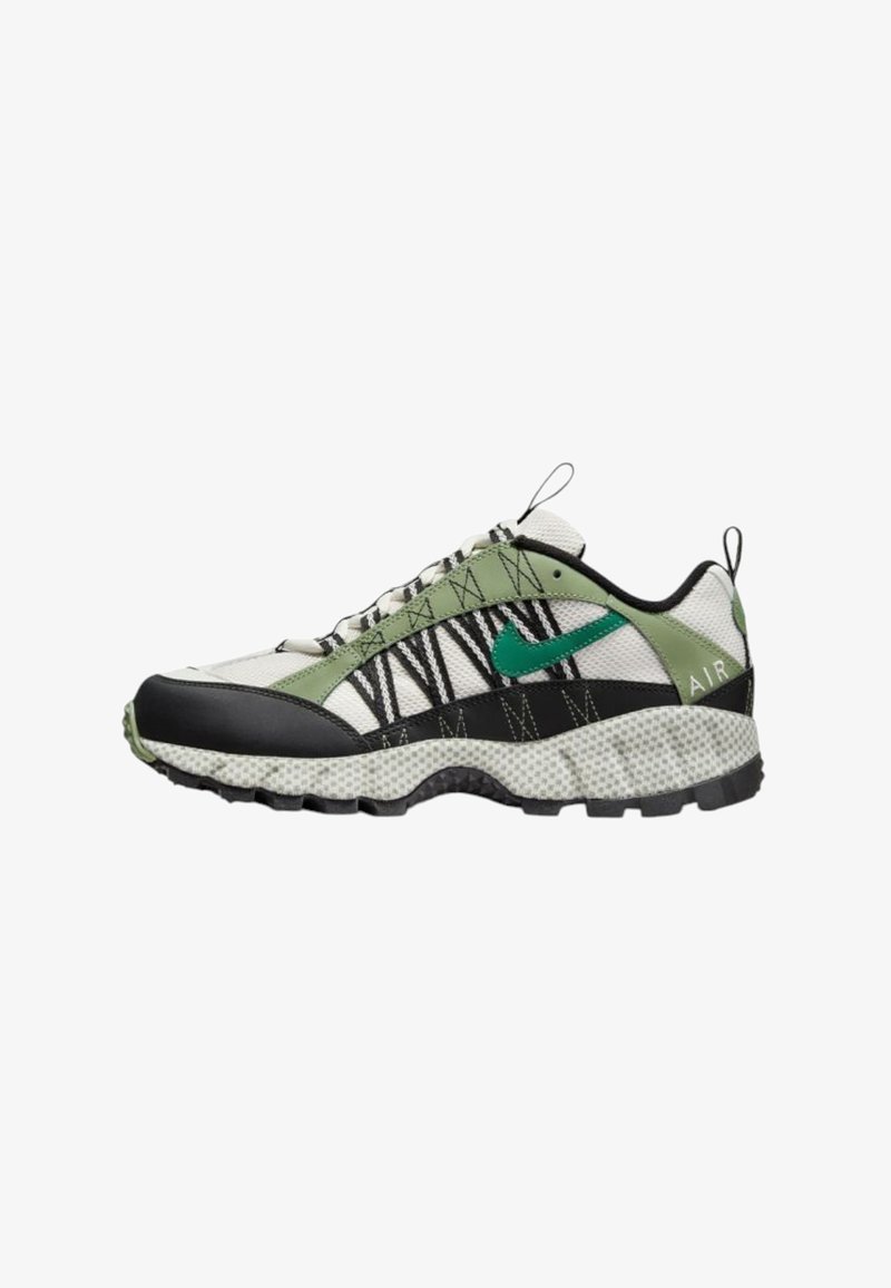 Nike Sneaker mit einem Obermaterial aus Mesh in Schwarz, Weiß und Grün, einer strukturierten Sohle und einem auffälligen grünen Logo an der Seite.